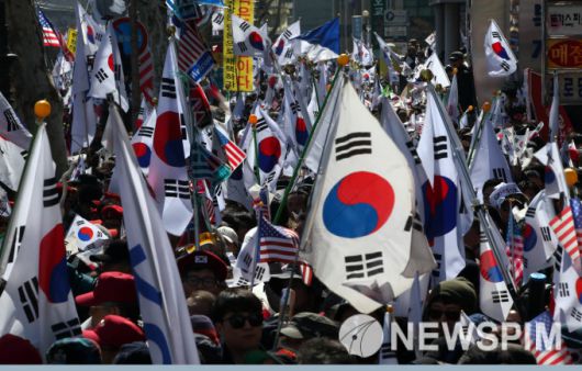 헌법재판소가 박근혜 대통령 탄핵심판 선고를 8명 재판관 전원동의로 인용했다. 2017년 3월 10일 헌법재판소 인근 안국역사거리에서 보수단체 회원들이 탄핵이 무효라며 헌재로 향하고 있다. /김학선 기자 yooksa@