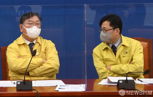 [서울=뉴스핌] 이형석 기자 = 김태년 원내대표와 홍익표 정책위의장이 21일 오전 국회에서 열린 더불어민주당 정책조정회의에서 대화를 나누고 있다. 2021.01.21 leehs@newspim.com