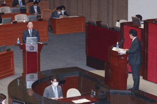 [서울=뉴스핌] 이형석 기자 = 홍남기 부총리 겸 기획재정부 장관이 23일 오후 서울 여의도 국회에서 열린 본회의에서 경제에 관한 대정부 질문에 답하고 있다. 2020.07.23 leehs@newspim.com