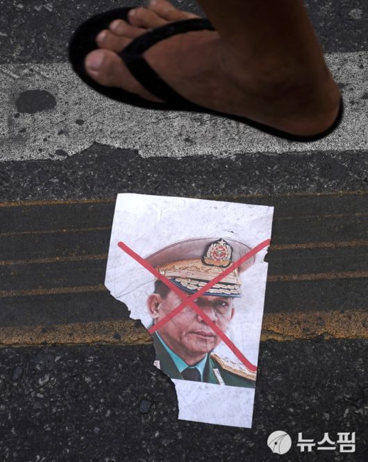 태국 주재 미얀마 대사관 밖에 버려진 민 아웅 흘라잉 미얀마군 최고사령관 사진. 2021.02.01 [사진=로이터 뉴스핌]