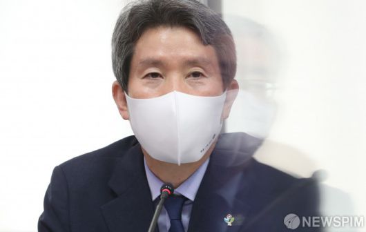 [서울=뉴스핌] 김학선 기자 = 이인영 통일부 장관이 지난 3일 서울 종로구 정부서울청사에서 열린 남북교류협력추진협의회를 주재하며 발언하고 있다. 2021.06.03 yooksa@newspim.com