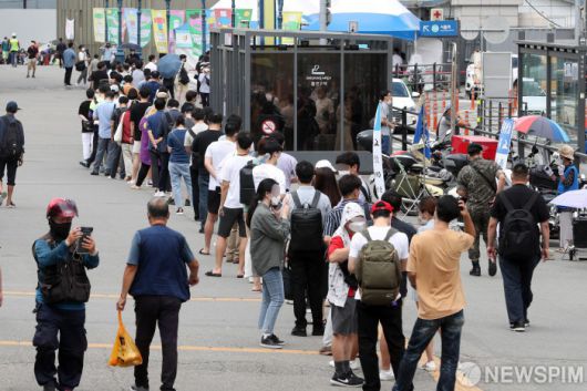 [서울=뉴스핌] 정일구 기자 = 신종 코로나바이러스 감염증(코로나19) 신규 확진자가 1615명으로 역대 최다를 기록한 14일 오후 서울 중구 서울역 광장에 마련된 코로나19 임시 선별검사소에서 시민들이 검사를 받기 위해 길게 줄지어 서있다. 2021.07.14 mironj19@newspim.com