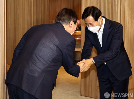 [서울=뉴스핌] 국회사진취재단 = 윤석열 전 검찰총장이 26일 오후 서울시청을 방문해 오세훈 서울시장을 만나고 있다. 2021.07.26 photo@newspim.com