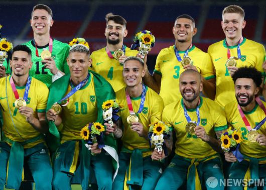 [도쿄 로이터=뉴스핌] 김용석 기자 = 브라질 축구가 올림픽 2연패에 성공했다. 브라질은 7일(한국시간) 일본 요코하마에 위치한 니산 스타디움에서 열린 2020 도쿄 올림픽 결승전 스페인과 경기에서 마테우스 쿠냐와 마우콩의 골로 연장끝 2대1로 승리했다. 이날 승리로 브라질은 2016 리우올림픽에 이어 2연패를 이뤘다. 2021.08.07. fineview@newspim.com