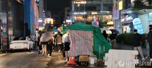 [서울=뉴스핌] 박성준 인턴기자 = 이날 오후 9시 이후 번화가를 나가는 길목에는 귀가하는 사람들로 북적였다. 2021.08.23. parksj@newspim.com