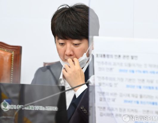 [서울=뉴스핌] 이형석 기자 = 이준석 국민의힘 대표가 26일 오전 서울 여의도 국회에서 열린 국민의힘 최고위원회의에 참석해 마스크를 고쳐쓰고 있다. 2021.08.26 leehs@newspim.com
