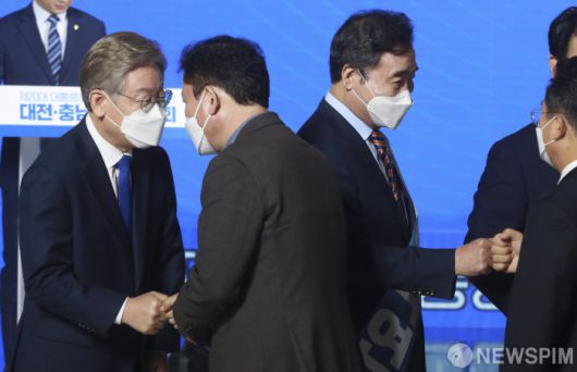 [대전=뉴스핌] 이형석 기자 = 이재명 - 이낙연 더불어민주당 대선 경선후보가 4일 오후 대전 유성구 DCC대전컨벤션센터에서 열린 제20대 대통령선거 후보자 선출을 위한 대전-충남 합동연설회를 마치고 관계자들과 인사를 나누고 있다. 이날 대전-충남 합동 연설회에서는 이재명 후보가 54.81% 득표로 1위를 기록했다. 2021.09.04 leehs@newspim.com