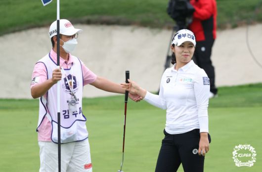 한달만에 통산2승이자 메이저 첫 우승 트로피를 들어올린 김수지. [사진= KLPGA]