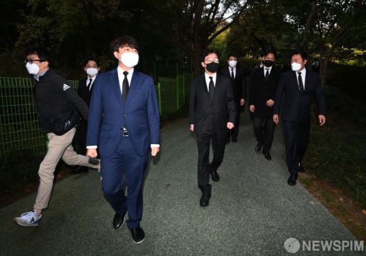 [서울=뉴스핌] 국회사진취재단 = 이준석 국민의힘 대표(왼쪽)와 유승민 대선 경선 후보가 26일 오전 서울 동작구 국립서울현충원의 고(故) 박정희 전 대통령의 묘소 참배를 마친 후 이동하고 있다. 2021.10.26 photo@newspim.com