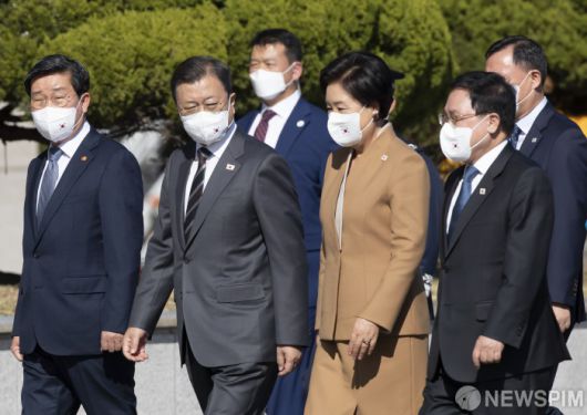 [성남=뉴스핌] 김학선 기자 = 문재인 대통령과 부인 김정숙 여사가 이탈리아 로마에서 열리는 G20 정상회의 참석 등 7박 9일의 유럽 순방을 위해 28일 서울공항을 통해 출국하고 있다. 2021.10.28 yooksa@newspim.com