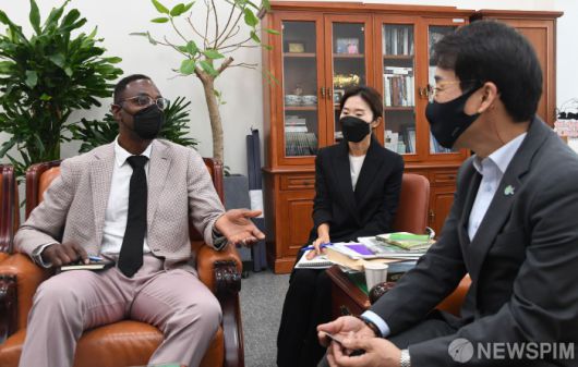 [서울=뉴스핌] 최상수 기자 = 방한중인 가딘 가필드(Dean Garfield) 넷플릭스 공공정책 수석부사장이 3일 오전 국회 과방위원장실에서 이원욱 위원장과 논란이 되고 있는 '망사용료'와 문제와 콘텐츠 상생협력 방안을 논의하고 있다. 2021.11.03 kilroy023@newspim.com