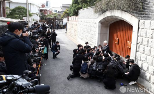 [서울=뉴스핌] 정일구 기자 = 전두환 전 대통령이 향년 90세로 사망한 가운데 23일 오전 서울 서대문구 연희동 자택 앞에서 민정기 전 청와대 공보비서관이 브리핑을 하고 있다. 2021.11.23 mironj19@newspim.com