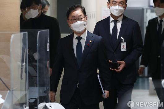 [서울=뉴스핌] 김학선 기자 = 박범계 법무부 장관이 24일 서울 종로구 정부서울청사에서 박근혜 전 대통령의 특별사면과 한명숙 전 국무총리의 복권 실시 등이 담긴 2022년 특별사면 관련 브리핑을 하기 위해 합동브리핑실에 입장하고 있다.2021.12.24 yooksa@newspim.com