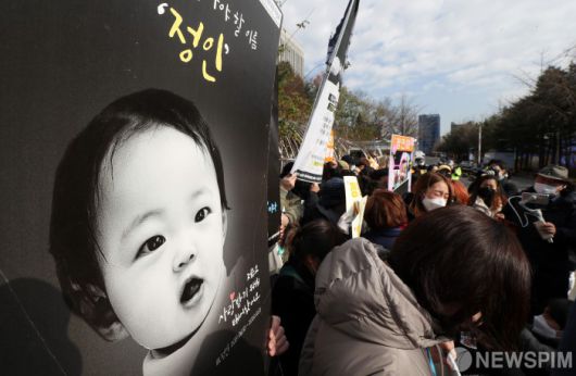 [서울=뉴스핌] 정일구 기자 = 생후 16개월 된 정인양을 학대해 숨지게 한 혐의를 받는 양부모의 2심 선고일인 26일 오후 서울 서초구 서울고등법원 앞에서 시민들이 양모의 감형 소식에 항의하며 눈물을 흘리고 있다. 이날 서울고법 형사7부(성수제 부장판사)는 아동학대범죄의 처벌 등에 관한 특례법 위반(아동학대치사) 등 혐의로 기소된 장모 씨에게 징역 35년을 선고했다. 아동복지법(아동학대) 위반 등 혐의로 기소된 양부 안모 씨에게는 징역 5년과 아동 관련 기관 10년간 취업 제한 명령을 내렸다. 2021.11.26 mironj19@newspim.com