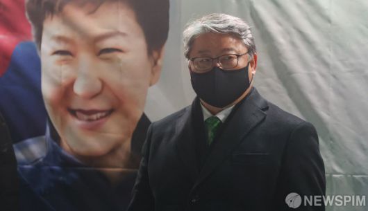 [서울=뉴스핌] 최상수 기자 = 박근혜 전 대통령의 신년 특별사면 전날인 30일 저녁 서울 강남구 삼성서울병원 앞에 조원진 우리공화당 대표가 박근혜 전 대통령 환영 집회에 참석하고 있다. 2021.12.30 kilroy023@newspim.com