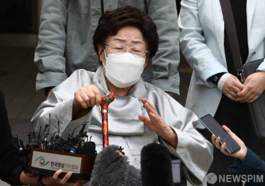 [서울=뉴스핌] 백인혁 기자 = 이용수 할머니가 지난 4월 21일 오전 서울 서초구 서울중앙지방법원에서 열린 일본군 위안부 피해자와 유족들이 일본을 상대로 제기한 손해배상 청구 소송 선고 공판을 마친 뒤 기자회견을 갖고 있다. 2021.04.21 dlsgur9757@newspim.com