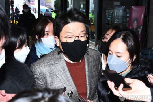 [서울=뉴스핌] 최상수 기자 = 권성동 국민의힘 사무총장이 4일 서울 여의도 국민의힘 당사에 들어서고 있다. 2022.01.04 kilroy023@newspim.com