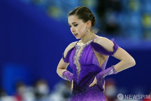 [베이징 로이터=뉴스핌] 소가윤 기자=러시아올림픽위원회(ROC)의 카밀라 발리예바가 15일(한국시간) 중국 베이징 캐피털 실내 경기장에서 2022 베이징 동계올림픽 피겨 훈련을 하고 있다. 스포츠중재재판소(CAS)가 지난14일 도핑 위반 통보를 받은 러시아반도핑기구(RUSADA)가 발리예바의 징계를 철회한 것과 관련해 국제올림픽위원회(IOC), 세계반도핑기구(WADA), 국제빙상경기연맹(ISU)이 제기한 이의 신청을 기각하면서 발리예바는 이날 열리는 여자 피겨 싱글에 출전하게 됐다. 2022.02.15 sona1@newspim.com