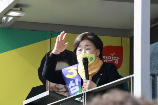 [성남=뉴스핌] 심상정 정의당 대선후보가 19일 경기도 성남시 모란시장을 찾아 지지를 호소하고 있다. [사진=정의당 선대위] 2022.02.19 photo@newspim.com