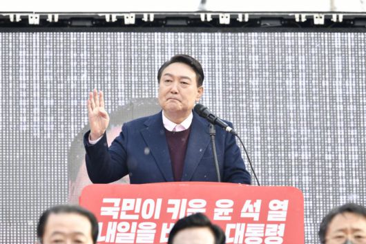 [광주=뉴스핌] 전경훈 기자 = 대선 공식 선거운동 이틀 째인 16일 오전 광주 광산구 송정매일시장에서 윤석열 국민의힘 대선후보가 지지를 호소하고 있다. 2022.02.16 kh10890@newspim.com