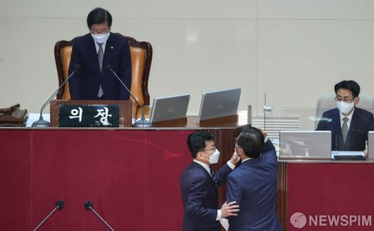 [서울=뉴스핌] 최상수 기자 = 3일 서울 여의도 국회에서 열린 본회의에서 형사소송법 일부개정법률안(대안)이 상정된 가운데 송언석 국민의힘 원내수석부대표가 박병석 국회의장에게 항의하고 있다. 2022.05.03 kilroy023@newspim.com