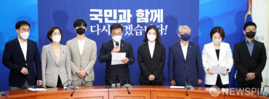 [서울=뉴스핌] 김민지 기자 = 윤호중, 박지현 더불어민주당 공동비상대책위원장이 2일 오전 국회에서 6·1 지방선거 패배에 대한 책임을 지고 총사퇴 하겠다는 의사를 밝히고 있다. 2022.06.02 kimkim@newspim.com