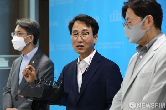 [서울=뉴스핌] 최상수 기자 = 21대 국회 전반기 과학기술정보방송통신위원회 소속 더불어민주당 이원욱 의원이 16일 국회 소통관에서 윤석열 정부와 국민의힘의 한상혁 방송통신위원장 사퇴 종용을 규탄하는 기자회견을 마친 후 취재진의 질문에 답하고 있다. 2022.06.16 kilroy023@newspim.com