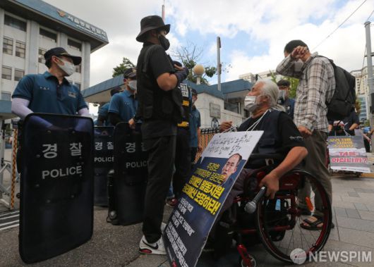[서울=뉴스핌] 황준선 기자 = 박경석 전국장애인차별철폐연대 상임공동대표를 비롯한 전국장애인차별철폐연대(전장연) 회원들이 25일 오전 서울 종로경찰서에서 경찰 조사 출석에 앞서 경찰 관계자와 대화를 하고 있다. 전장연은 이날 조사에 출석하지 않고 경찰서 내 장애인 편의시설 설치를 요구하는 공문을 경찰측에 전달했다. 2022.07.25 hwang@newspim.com