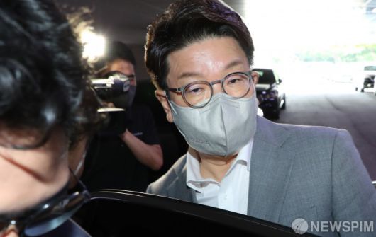 [서울=뉴스핌] 최상수 기자 = 국민의힘 권성동 당대표 직무대행 겸 원내대표가 29일 오전 서울 여의도 국회에서 최고위원회의를 마친 뒤 차량에 타고 있다. (공동취재사진) 2022.07.29 photo@newspim.com