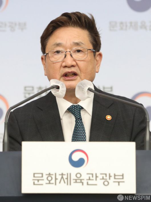 [서울=뉴스핌] 김학선 기자 = 박보균 문화체육관광부 장관이 20일 서울 종로구 정부서울청사 별관에서 새 정부 업무계획 보고를 앞두고 사전브리핑을 하고 있다. 2022.07.20 yooksa@newspim.com