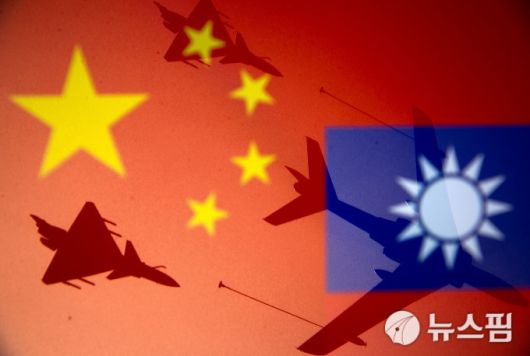 중국과 대만 국기 위에 비치는 군용기 일러스트 이미지. 2021.04.09 [사진=로이터 뉴스핌]