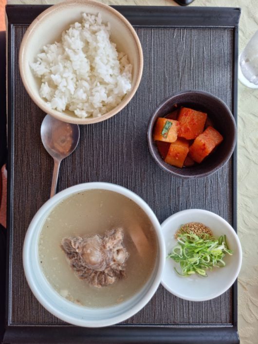 코마컨트리클럽의 메뉴 곰탕. [사진= 신한금융그룹]