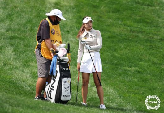 구름 갤러리를 몰고 다닌 전인지. [사진= KLPGA]