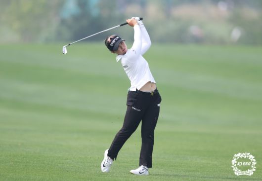 홍정민과 2타차 공동2위에 위치한 임희정. [사진= KLPGA]