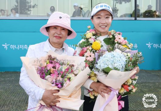 모친과 공식 은퇴 경기를 마감한 홍란. [사진= KLPGA]