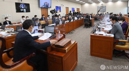 [서울=뉴스핌] 최상수 기자 = 20일 서울 여의도 국회에서 과학기술정보방송통신위원회 전체회의가 파행 두 달여 만에 여당 간사를 선임하며 진행되고 있다. (공동취재사진) 2022.09.20 photo@newspim.com