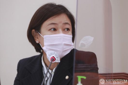 [서울=뉴스핌] 이형석 기자 = 황보승희 국민의힘 의원이 11일 오전 서울 여의도 국회에서 열린 문화체육관광위원회의 문화재청, 한국전통문화대학교, 국립문화재연구원, 국립고궁박물관 등 국정감사에서 질의를 하고 있다. 2022.10.11 leehs@newspim.com