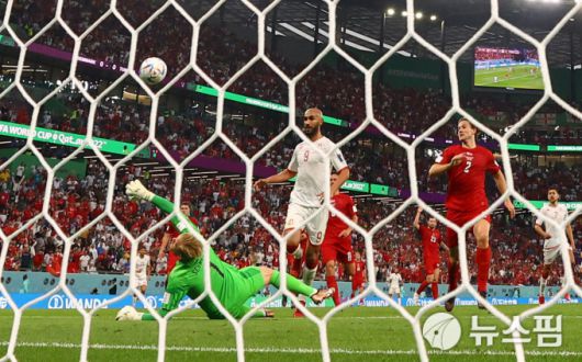 [카타르 로이터=뉴스핌] 박두호 기자= 튀니지 제발리 선수가 골키퍼와 1:1 상황에서 칩슛을 했으나 덴마크 캐스퍼 슈마이켈 골키퍼가 선방했다. 2022.11.22 walnut_park@newspim.com
