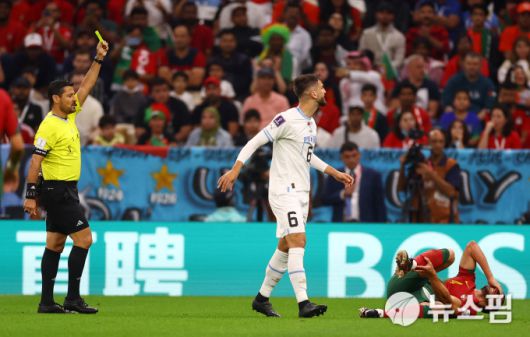 [카타르 로이터=뉴스핌] 이태성 기자 = 29일(한국시간) 카타르 루사일 스타디움에서 열린 2022 카타르 월드컵 조별리그 H조 2차전 포르투갈과 우루과이의 경기에서 우루과이 로드리고 벤탄쿠르(토트넘)가 주심에게 옐로카드를 받고 있다. 2022.11.29 victory@newspim.com