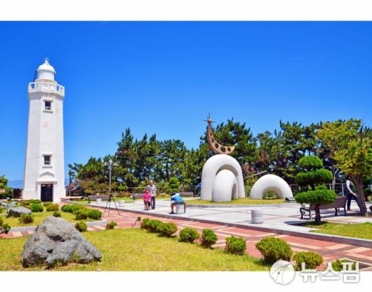 [울진=뉴스핌] 남효선 기자 = 죽변등대와 고려시대 왜구퇴치위해 조성한 전죽숲. 2022.12.11 nulcheon@newspim.com