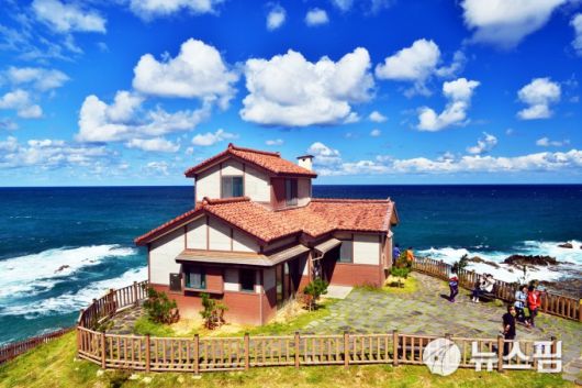 [울진=뉴스핌] 남효선 기자 = 드라마세트장과 하트해변, 스카이레일, 청람빛 바다가 있는 경북 울진 죽변항의 대가실해변. 2022.12.11 nulcheon@newspim.com