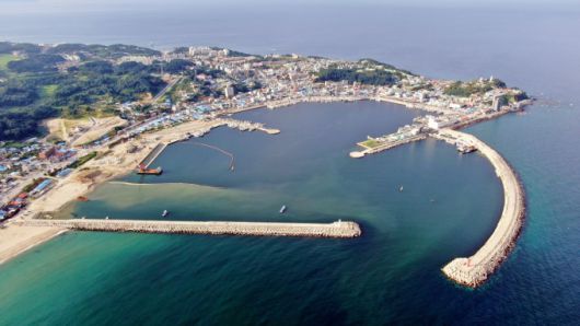 하늘에서 본 동해안 최고의 어업전진기지인 경북 울진의 죽변항.[사진=울진군] 2022.12.11 nulcheon@newspim.com