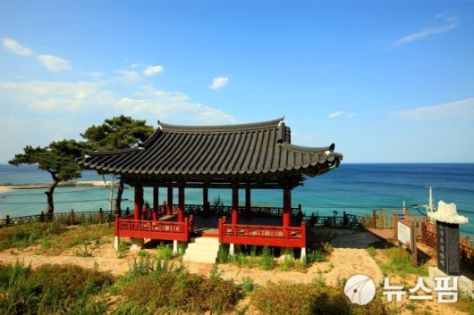 [울진=뉴스핌] 남효선 기자 = 관동팔경의 하나인 '울진 망양정(사진 위)'과 옛 망양정 터. 2022.12.11 nulcheon@newspim.com