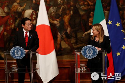 [서울=뉴스핌] 이나영 인턴기자= 기시다 후미오(岸田文雄) 일본 총리가 10일(현지시간) 총리 관저인 로마 키지 궁에서 조르자 멜로니 이탈리아 총리와 기자회견을 하고 있다. 2023.01.1 nylee54@newspim.com