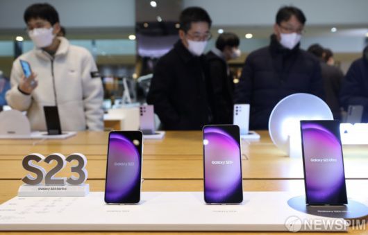 [서울=뉴스핌] 황준선 기자 = 삼성전자가 미국 샌프란시스코에서 '갤럭시 언팩 2023'을 열고 새로운 스마트폰인 '갤럭시 S23' 시리즈를 공개한 2일 오후 서울 서초구 삼성 딜라이트샵에 갤럭시 S23 시리즈가 전시돼 있다. 갤럭시 S23은 스마트폰 사상 처음으로 2억 화소 카메라를 장착하는 등 카메라 성능이 대폭 강화된 것이 특징으로, 이달 17일에 한국을 포함한 전세계 시장에 순차 출시된다. 2023.02.02 hwang@newspim.com