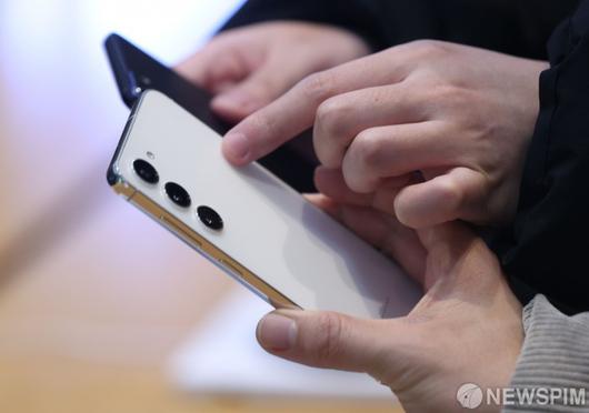 [서울=뉴스핌] 황준선 기자 = 삼성전자가 미국 샌프란시스코에서 '갤럭시 언팩 2023'을 열고 새로운 스마트폰인 '갤럭시 S23' 시리즈를 공개한 2일 오후 서울 서초구 삼성 딜라이트샵에 갤럭시 S23 시리즈가 전시돼 있다. 갤럭시 S23은 스마트폰 사상 처음으로 2억 화소 카메라를 장착하는 등 카메라 성능이 대폭 강화된 것이 특징으로, 이달 17일에 한국을 포함한 전세계 시장에 순차 출시된다. 2023.02.02 hwang@newspim.com