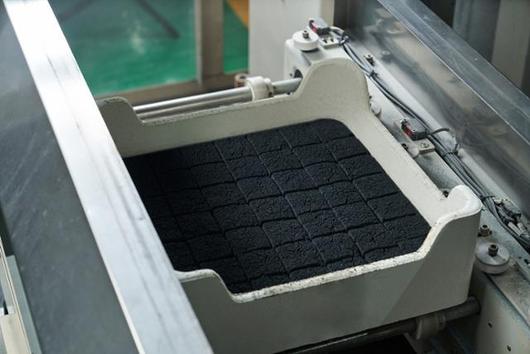 완성 단계에 접어든 양극재가 포스코케미칼 광양공장 소성로 위에 놓여 있다.  [사진=포스코케미칼]