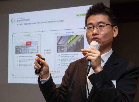 [서울=뉴스핌] 윤창빈 기자 = 안준형 오아시스 대표이사가 8일 오전 서울 여의도 63빌딩에서 열린 기자간담회에서 기업설명을 하고 있다. 2023.02.08 pangbin@newspim.com