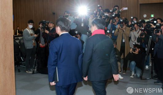 [서울=뉴스핌] 이형석 기자 = 안철수(왼쪽)·황교안 국민의힘 당대표 후보가 7일 오후 서울 여의도 국회 소통관에서 열린 공동 기자회견에 참석하고 있다. 2023.03.07 leehs@newspim.com