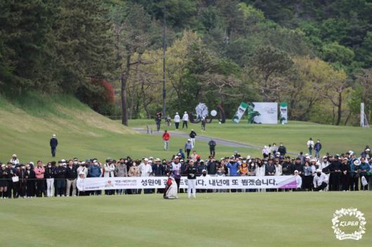 대회 마지막 18번홀 갤러리와 선수들의 모습. [사진= KLPGA]